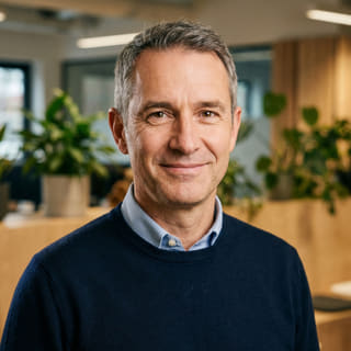 Portrait de James Mitchell, présenté comme Directeur Général au sein de Rendessor Trading